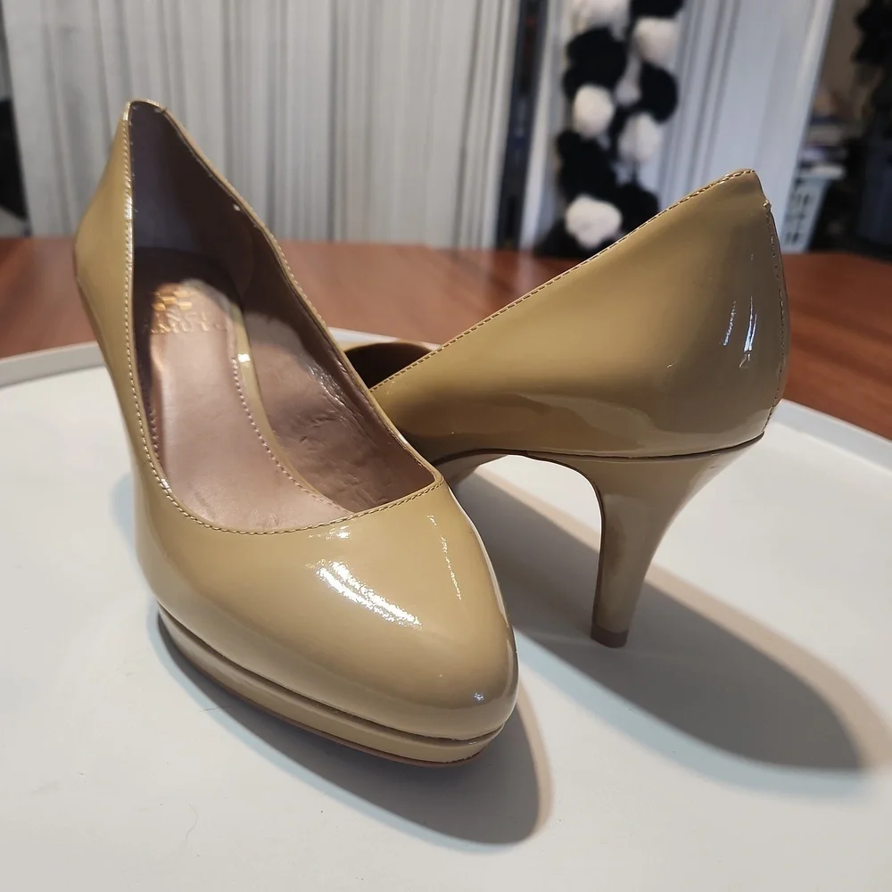 Vince Camuto nude heels size 5.5M